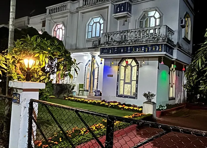 Shantiniketan Bungalow With Green Lawn