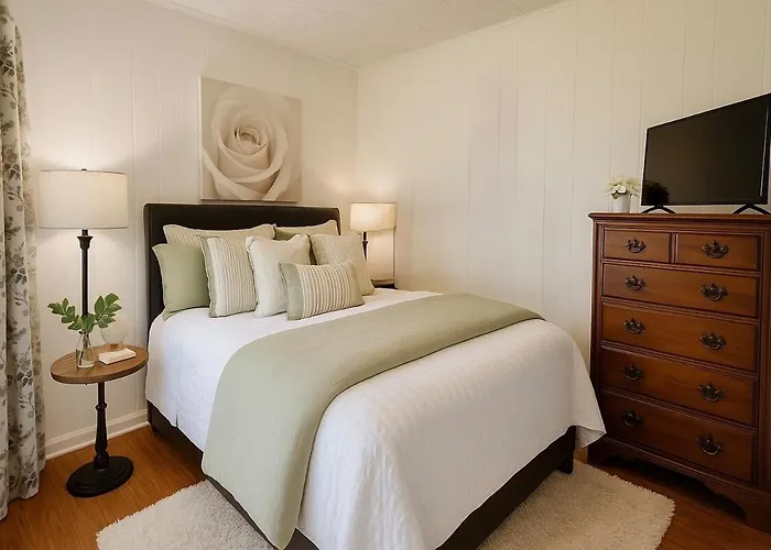 3 Bedroom - Sleeps 10 - The Lagniappe Escape