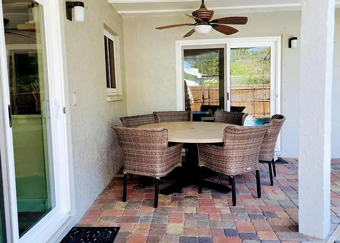 Tropical Garden Oasis, Pool & Hot Tub Near Beach!