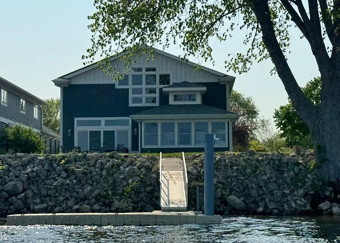 Mississippi Waterfront Getaway-Dogs Welcome!