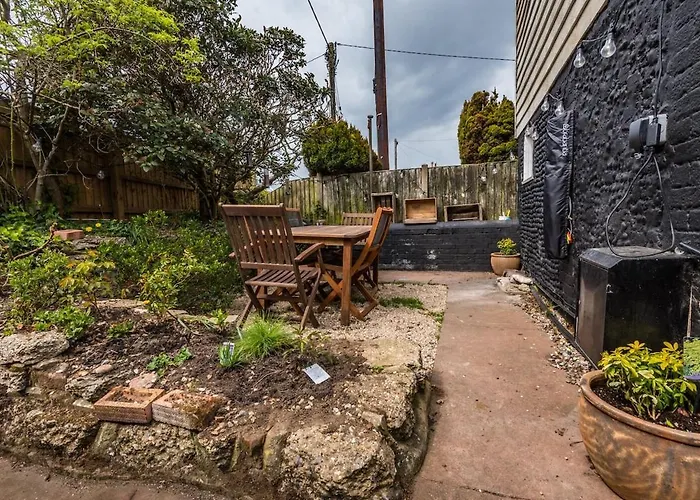 Historic Seafront Cottage, Projector, Piano, Ps5 Etc