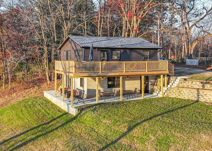 Riverfront Reset! Dells Cabin W/ Kayaks & Deck