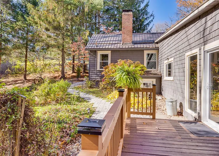 Trails, Wine & Events! Cuyahoga Falls Retreat