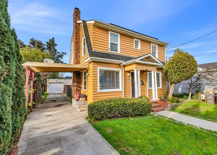 Quiet 3Br Oakland Home • Big Yard • Free Parking