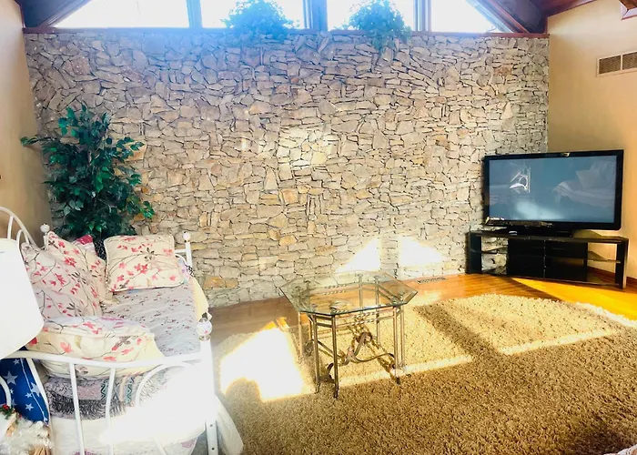 Longview Lake Getaway 4-Bedroom House