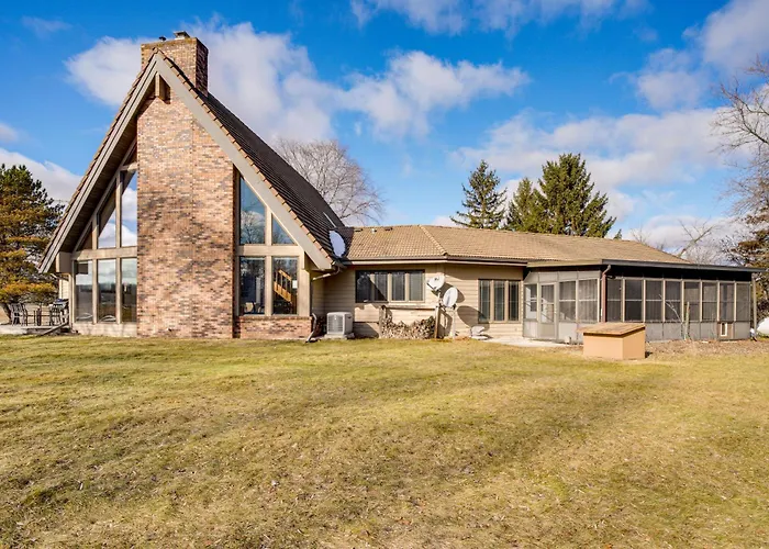 All-Season Lodge 40 Acres: Walk To Elkhart Lake!