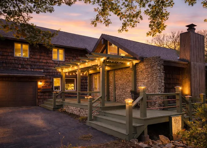 Longview Lake Getaway 4-Bedroom House