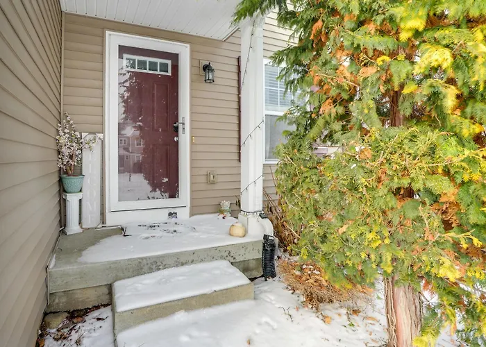 Spacious Family Getaway W/ Yard In Kalamazoo!