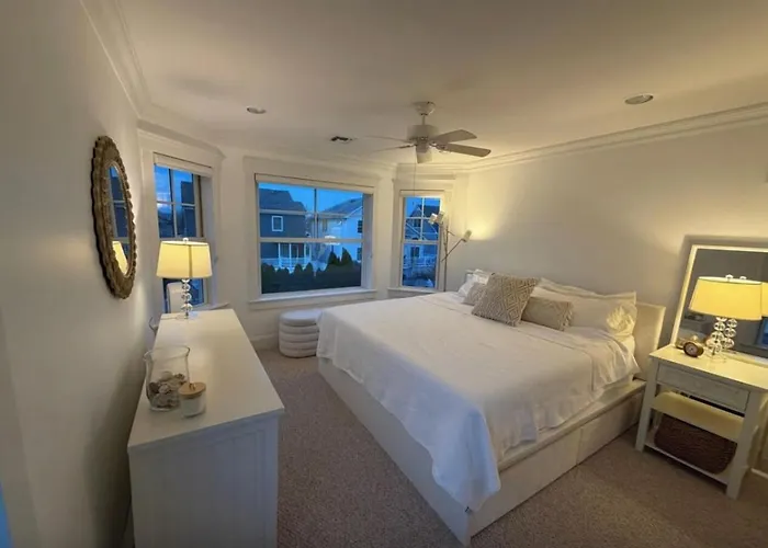 Lakefront 5-Bedroom House Near Ocean With Pool