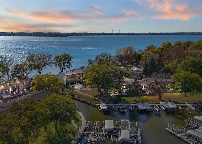 Lakeside Serenity - 2Br 1Ba Clear Lake Escape
