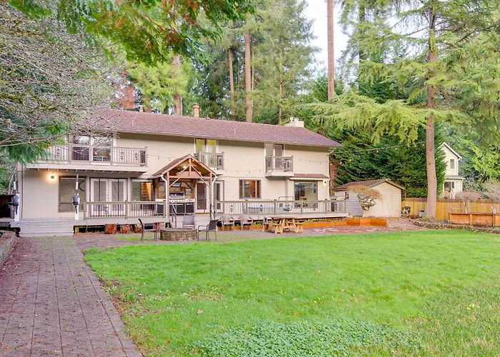 Lake-View Woodinville Retreat W/ Hot Tub + Theater