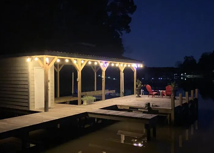 Serene Lakefront Home With Hot Tub And Boat For Rent!