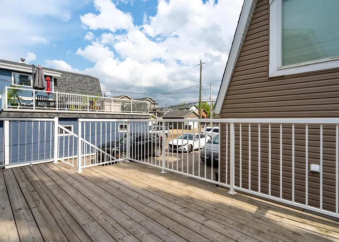 The Ohana Lakeside Retreat 4 Bedrooms & Tiki Bar