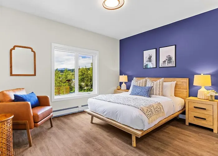 Tranquil 2Br Golden Oasis Bbq, Balcony, Mtn Views