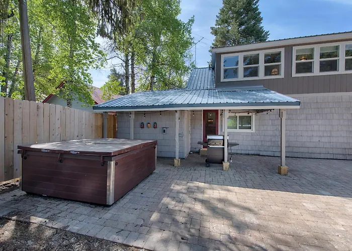 Park Street Cottage - Downtown, Fenced Yard, Hot Tub - Walk To Lake, Restaurants, Bars, & Shopping