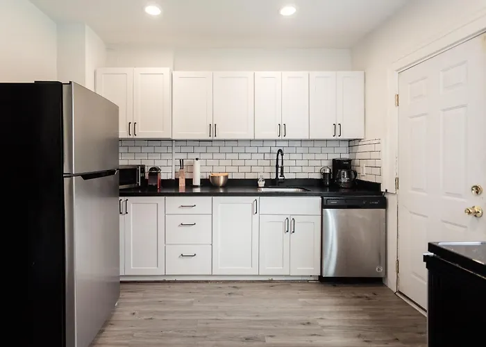 Luxe Mid-Century Styled Townhouse #3631