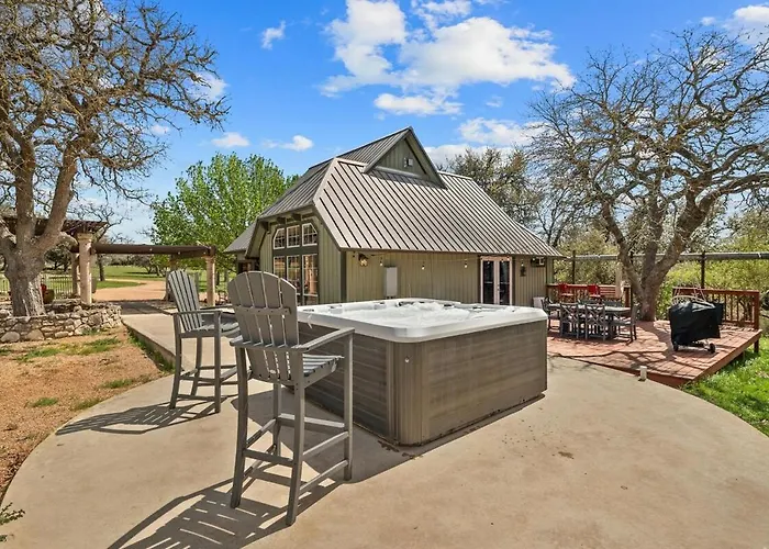 Hill Country Cabin With Hot Tub And Dog Friendly