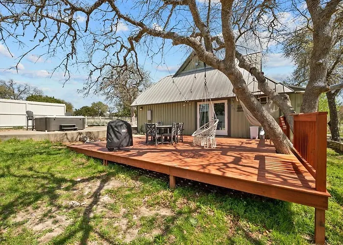 Hill Country Cabin With Hot Tub And Dog Friendly