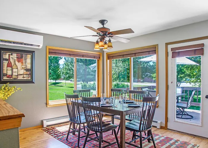 Happy Home - Cozy Retreat With Deck Near Downtown Carbondale