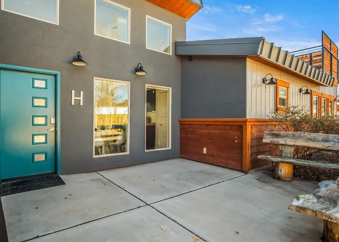 Timber & Tin H 2Bed 2Bath W Pool & Rooftop Deck