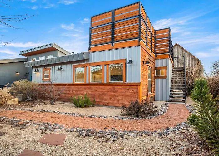 Timber & Tin H 2Bed 2Bath W Pool & Rooftop Deck