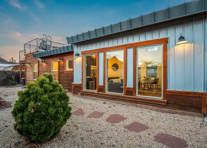 Timber & Tin H 2Bed 2Bath W Pool & Rooftop Deck