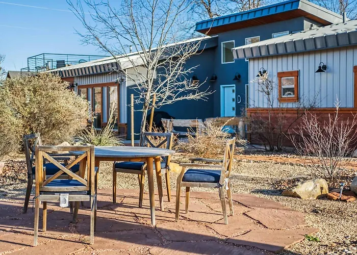 Timber & Tin D 2Bed 2Bath W Pool & Rooftop Deck