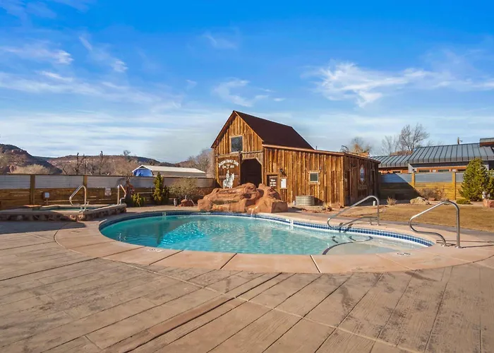 Timber & Tin F 2Bed 2Bath W Pool & Rooftop Deck