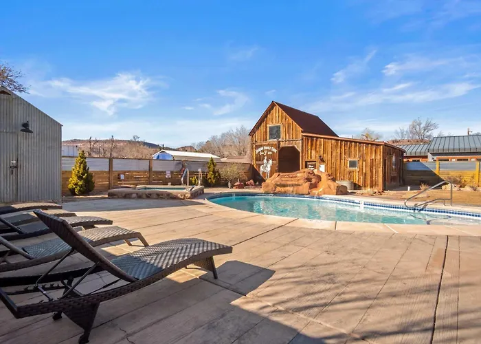 Timber & Tin F 2Bed 2Bath W Pool & Rooftop Deck