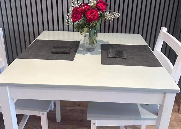Studio In Penrith - Sleeps 2 - Parking