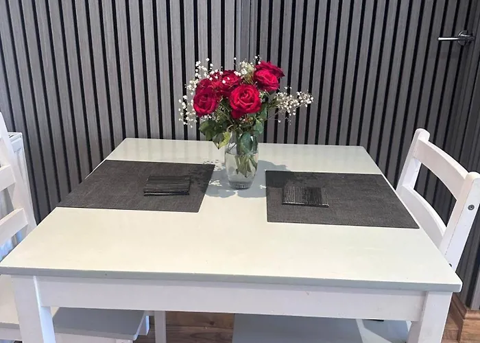 Studio In Penrith - Sleeps 2 - Parking