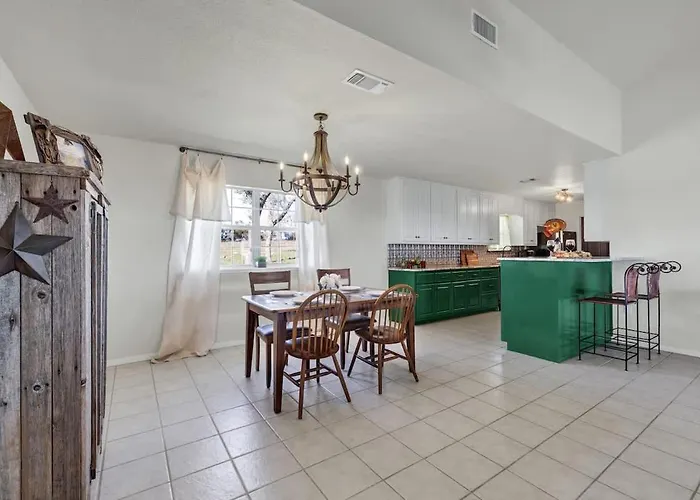 Casa Blanca: Hot-Tub, Fire Pit, Hill Country Views