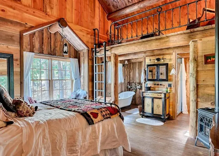 Hot Tub & Mtn Views: Woodsy Cabin In Greer