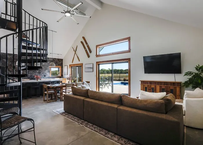 Modern Cabin Near Cheney Lake W Pool And Hot Tub