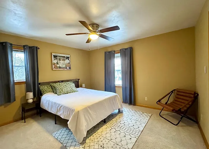 Cozy House For Small Or Big Group In Bridgeport Wv
