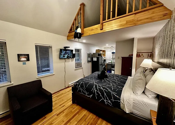 Cozy Cabin Near Walking Trails And Beaches!