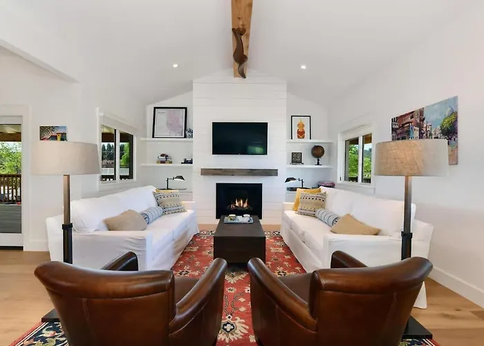 Completely Remodeled Farmhouse With Stunning Views Of Dry Creek Valley