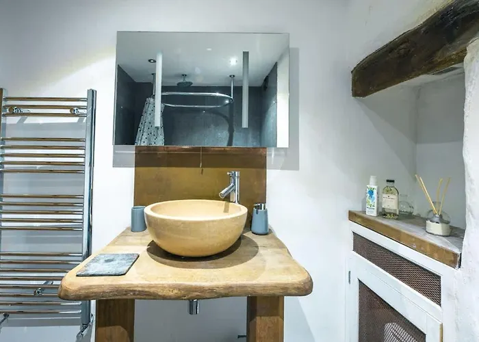 St Davids Hideaway With Roll-Top Bath & Log Burner