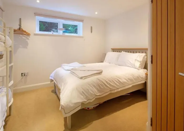 Pilot House -Parking-Garden-Central Cowes-Sleeps 8