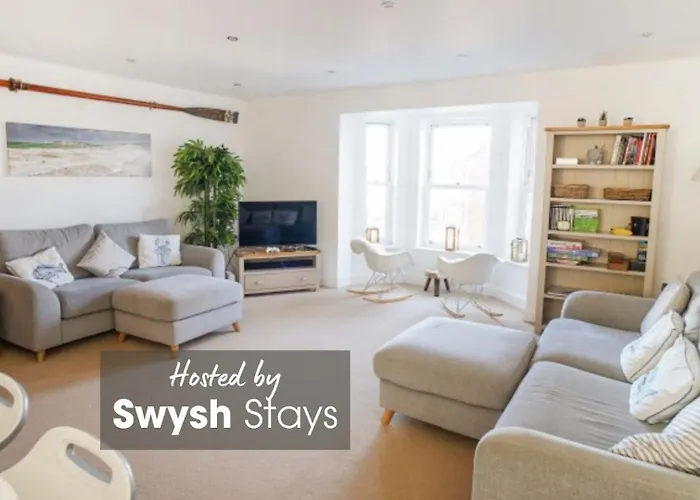 Pilot House -Parking-Garden-Central Cowes-Sleeps 8