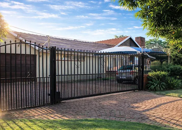 Spacious 4-Bed Holiday Home In Florida Park! Swimming Pool! Parking! Fast Wifi!