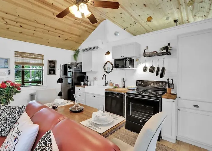 Grapetown Cottages 3 Acres Of Luxury And Views In Fred Wine Country!