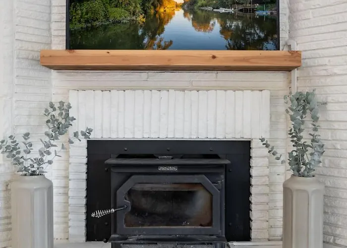 Old World Charm W/Dry Sauna & Water Front Dock