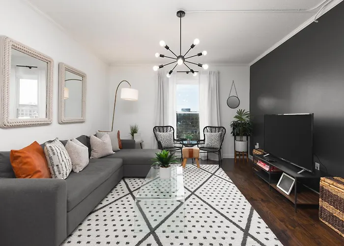 Home To The Stars On Music Row With Pool And Free Parking
