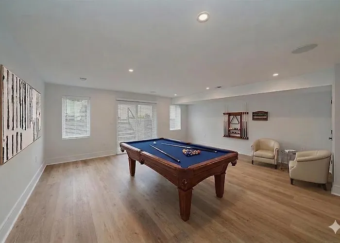 Huge 2000 Sqft Luxury & Stylish Condo Minutes To New York