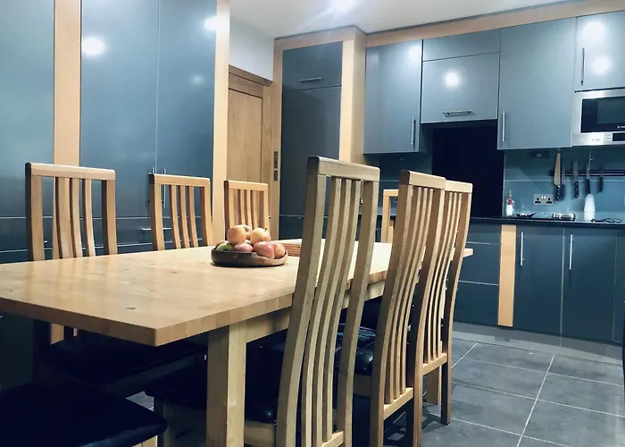 Bassett Home - Double Room And Free Parking