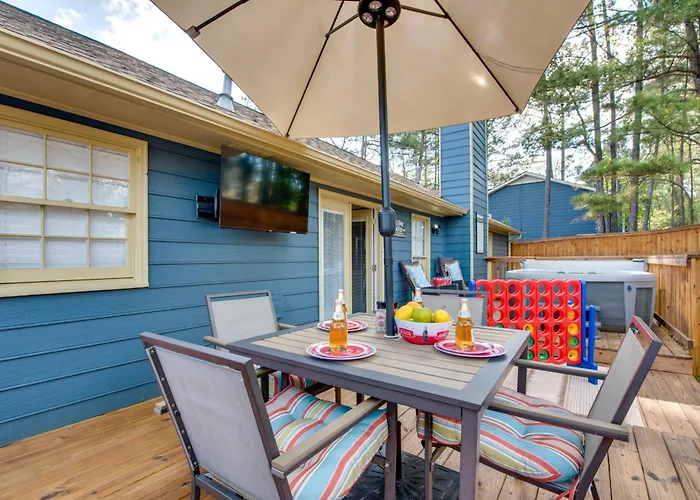 4 Mi To Airport: Atlanta Home W/ Deck & Hot Tub