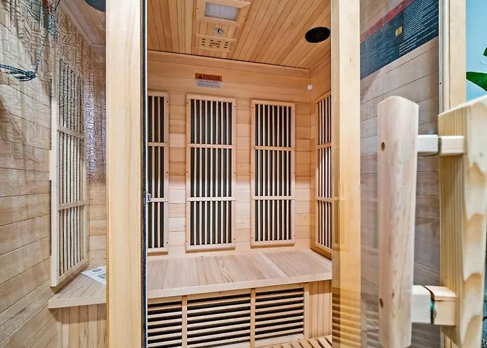 Spacious 4 Bedroom Sleeps 10 With Sauna And Hot Tub
