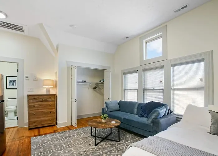Modern Victorian Studio - Steps To Cleveland Clinic
