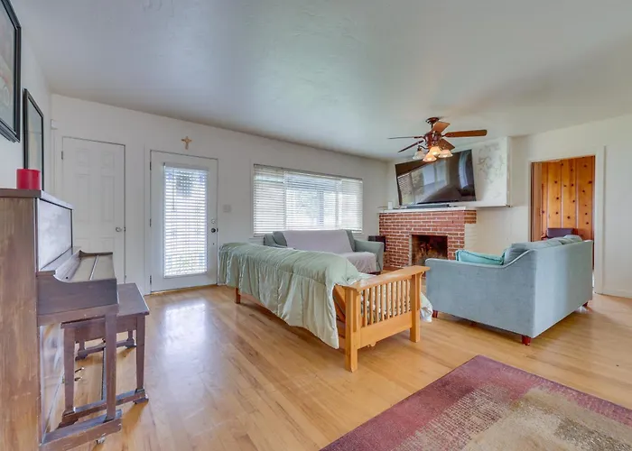 Hot Tub, Patio & Outdoor Games At Visalia Home